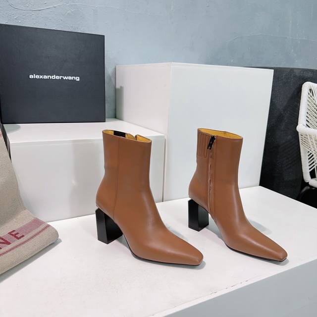高品质出厂 ！顶级品质alexander Wang 亚历山大王24秋冬新款小方头粗跟短靴！方头 “Kori” 系列，短靴将品牌浓郁前卫风格诠释地十分到位！将穿着